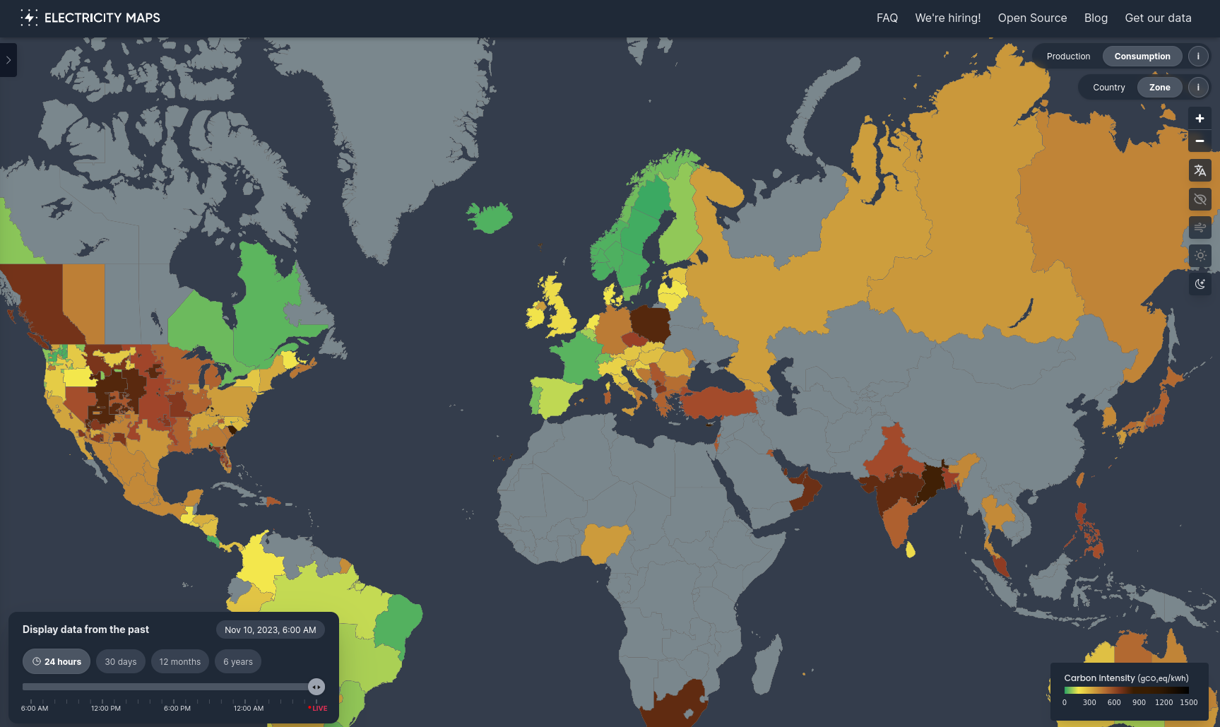 This is an interactive world map on a dark background, displaying electricity consumption by country. The countries are color-coded from green to red, with green indicating low electricity consumption and red indicating high electricity consumption. The map uses a Mercator projection and includes a legend on the left side and various options on the right side.